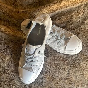 Super cute gray Converse